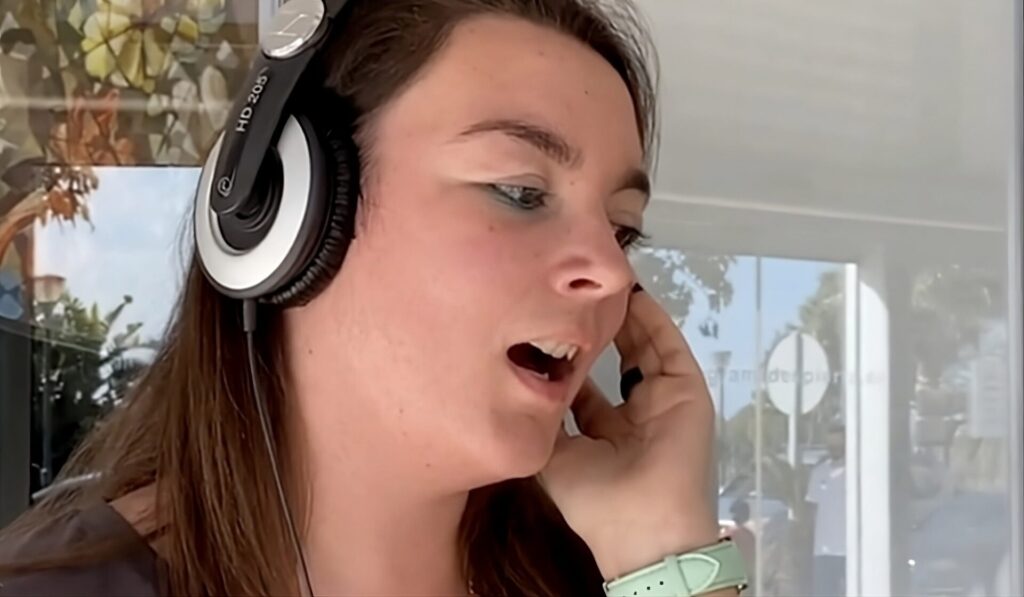 Mujer con unos auriculares cantando